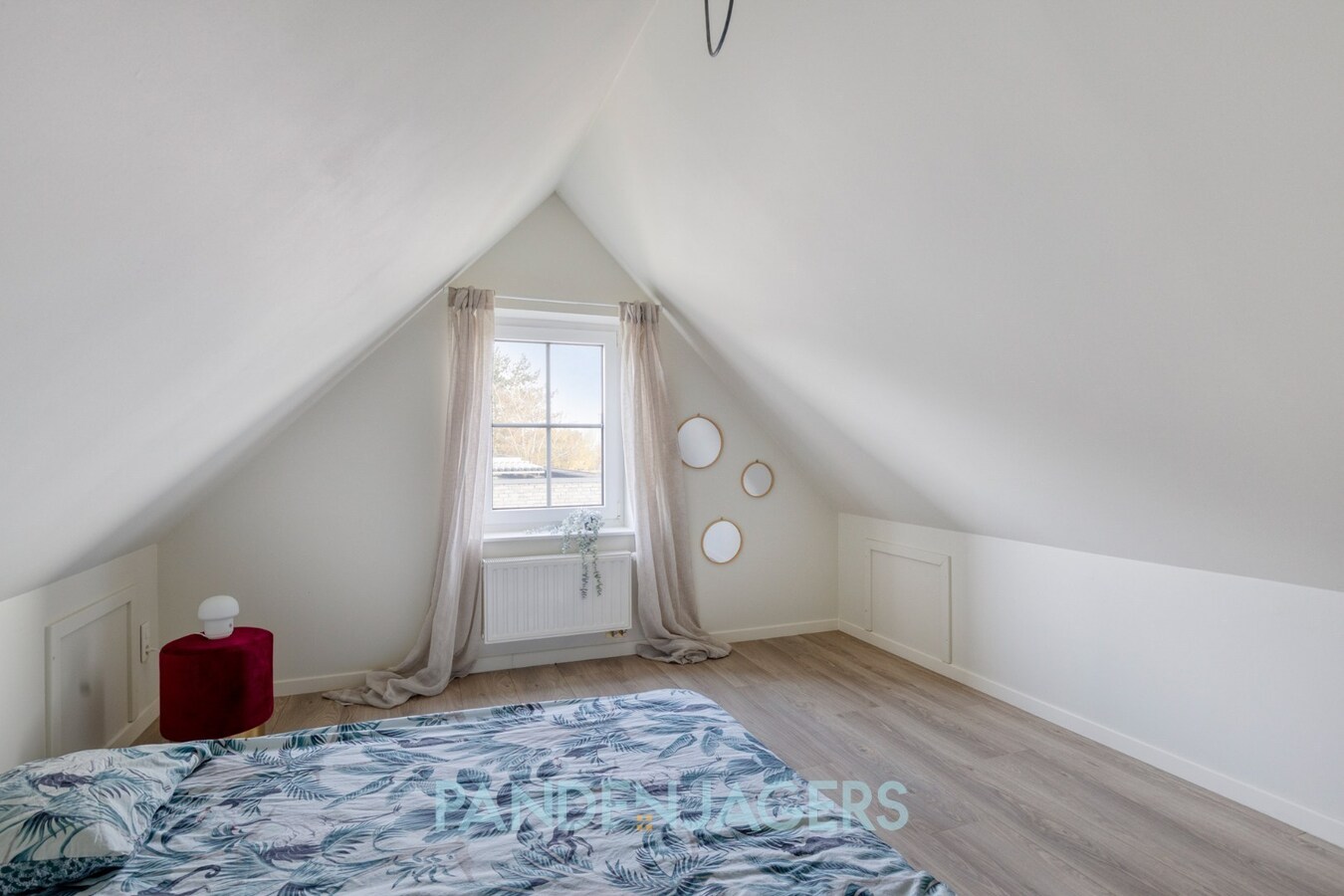 Recente energiezuinige woning met 6 slaapkamers, laadpaal en ruim perceel 