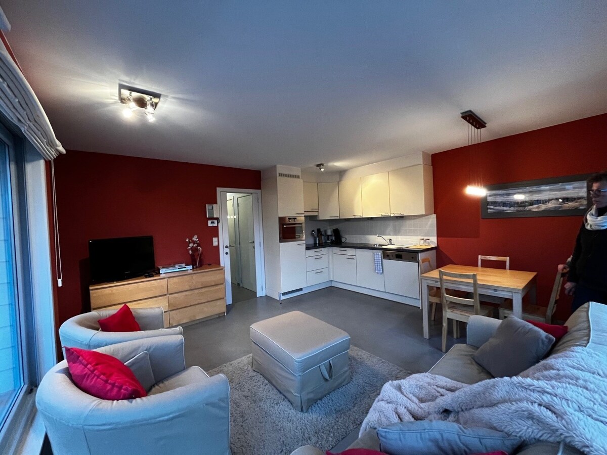 Comfortabel, recent appartement met terras nabij de Zeedijk, aan tramhalte gelegen 