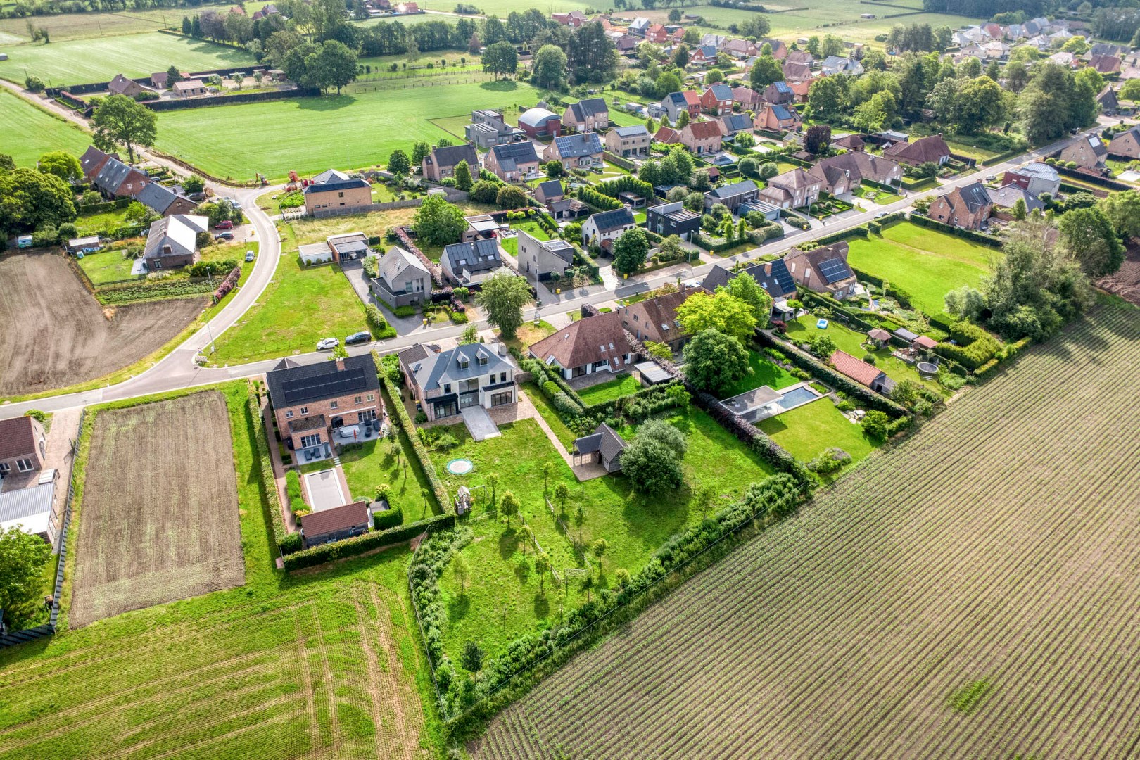 Geheel van schitterende villa + naastgelegen gezinswoning met landelijke ligging in Tongerlo 