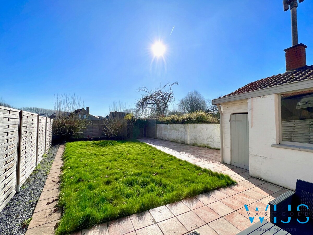 Te renoveren woonhuis in het dorp van Boekhoute ! 