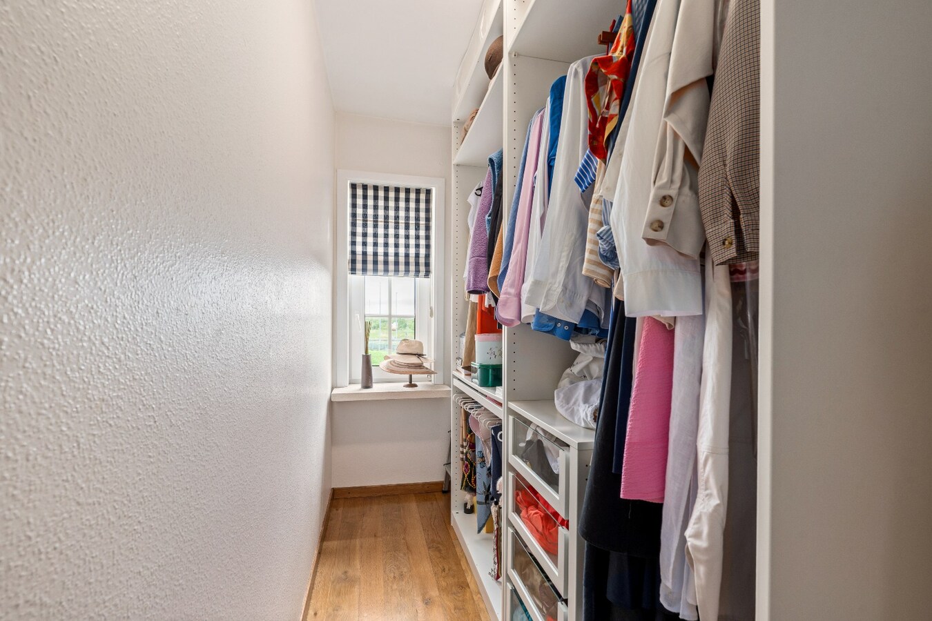Instapklare, hoogwaardig afgewerkte woning op 1.214 m² met 4 slaapkamers en dubbele garage 