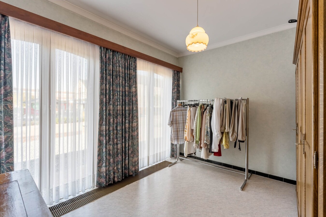 Gelijkvloerse, verzorgde woning gelegen op een perceel van 6a37ca, vlakbij het centrum, scholen, wandel- en fietsroutes 
