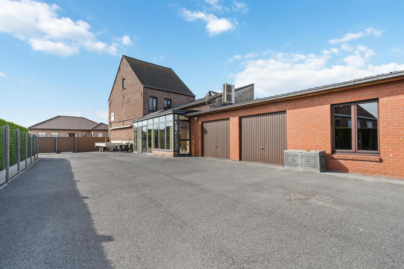 Vrijstaande woning met verwarmd zwembad op ruim perceel van 1813 m² 