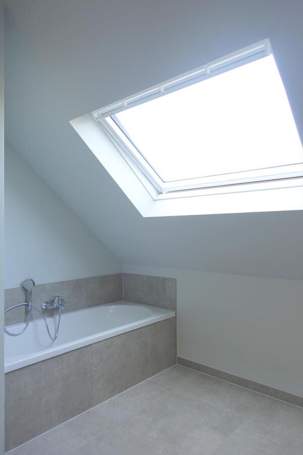 Halfopen nieuwbouwwoning in pastoriestijl 