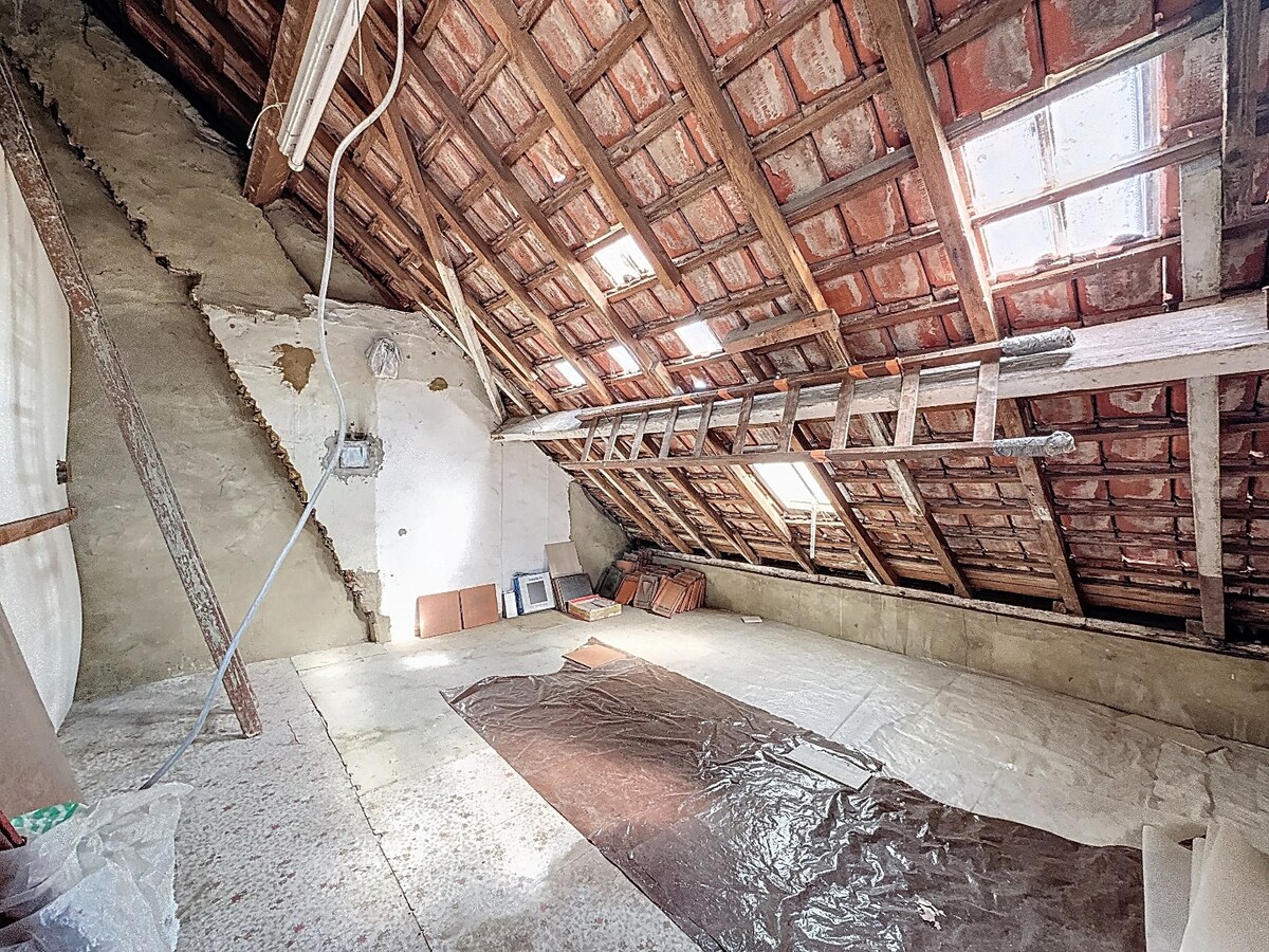 Te renoveren woning met garage en tuin nabij centrum Zottegem 