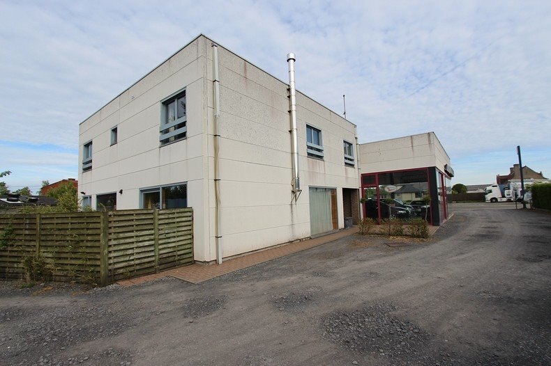 Bedrijfsgebouw met woonst te Eernegem 
