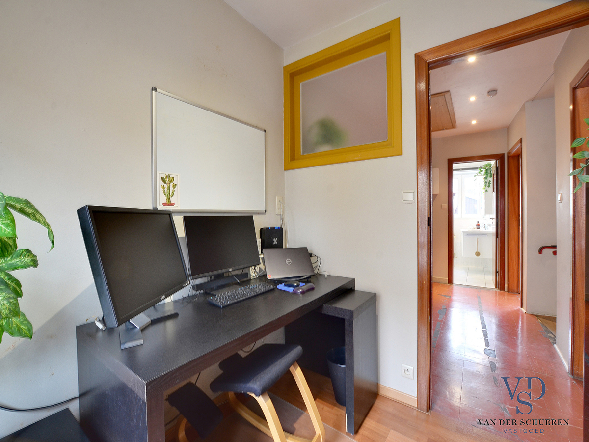 Ruime, degelijke bel-étage nabij Sint-Pieters-station. TOPPER !! 