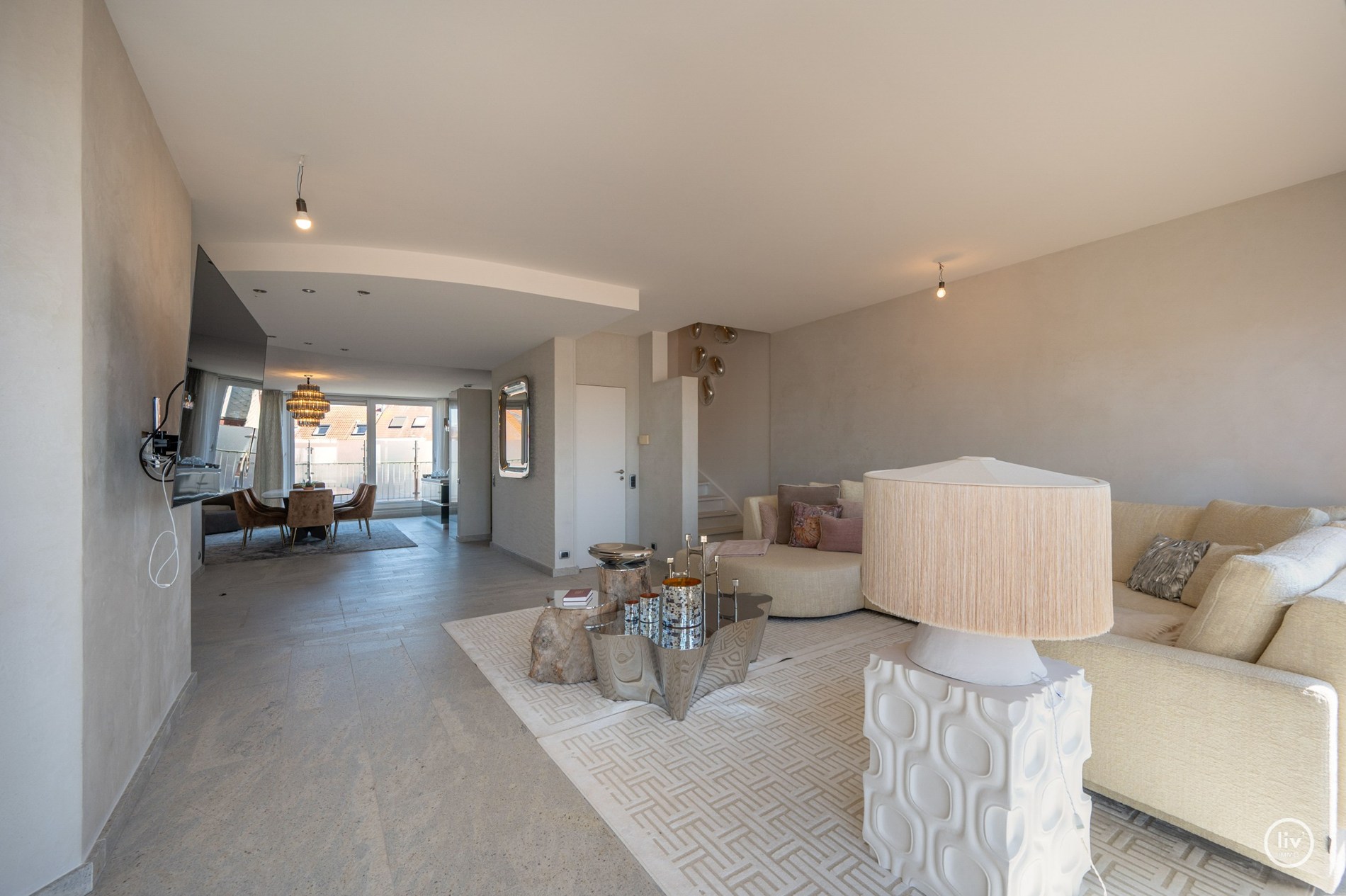 Magnifique et spacieux appartement de 3 chambres avec de belles terrasses et une vue dégagée agréable. 
