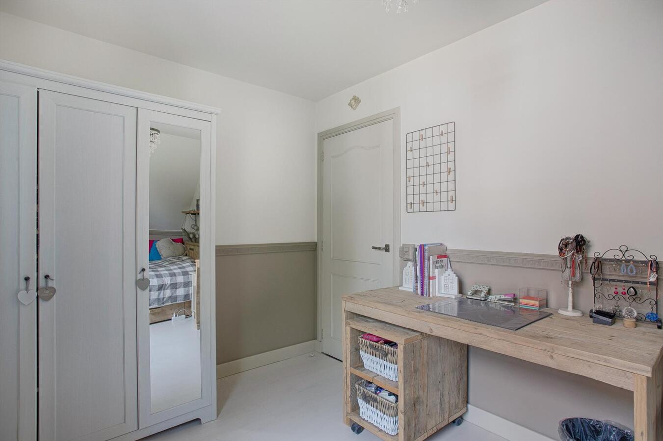 Vrijstaande woning met grote garage, 4 slaapkamers en ruime zolderverdieping. 