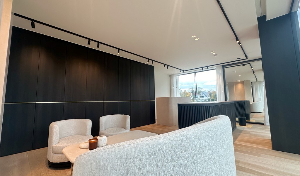 Stijlvol handelspand te huur langs Kortrijksesteenweg in Sint-Martens-Latem