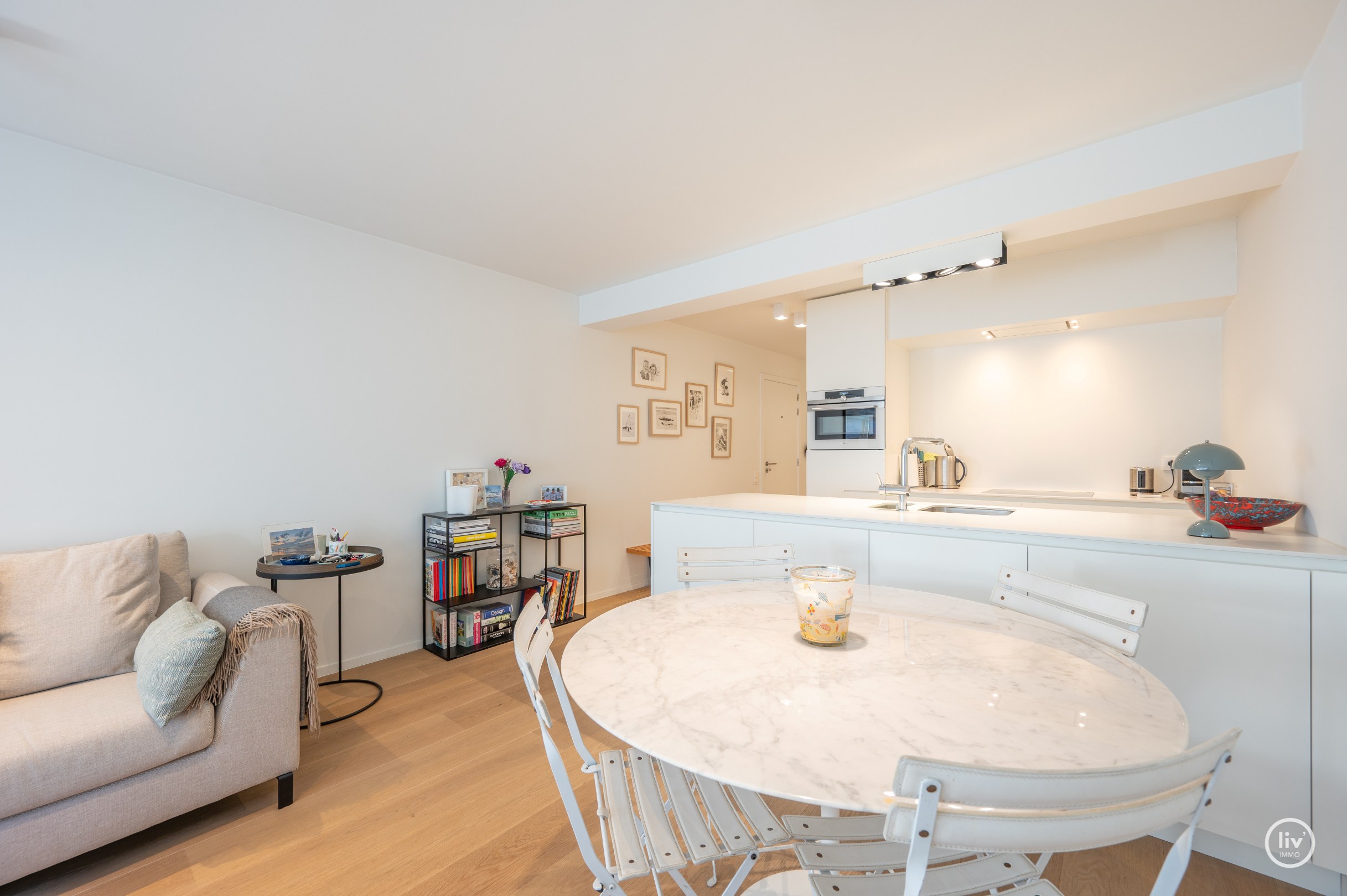 Appartement de 2 chambres entièrement rénové et élégant avec une grande TERRASSE situé à proximité de l'avenue Dumortier. 