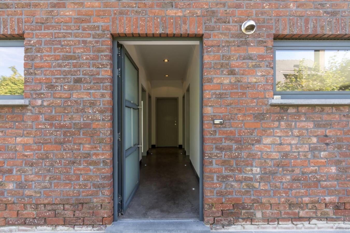 Moderne laagbouwwoning met magazijn 