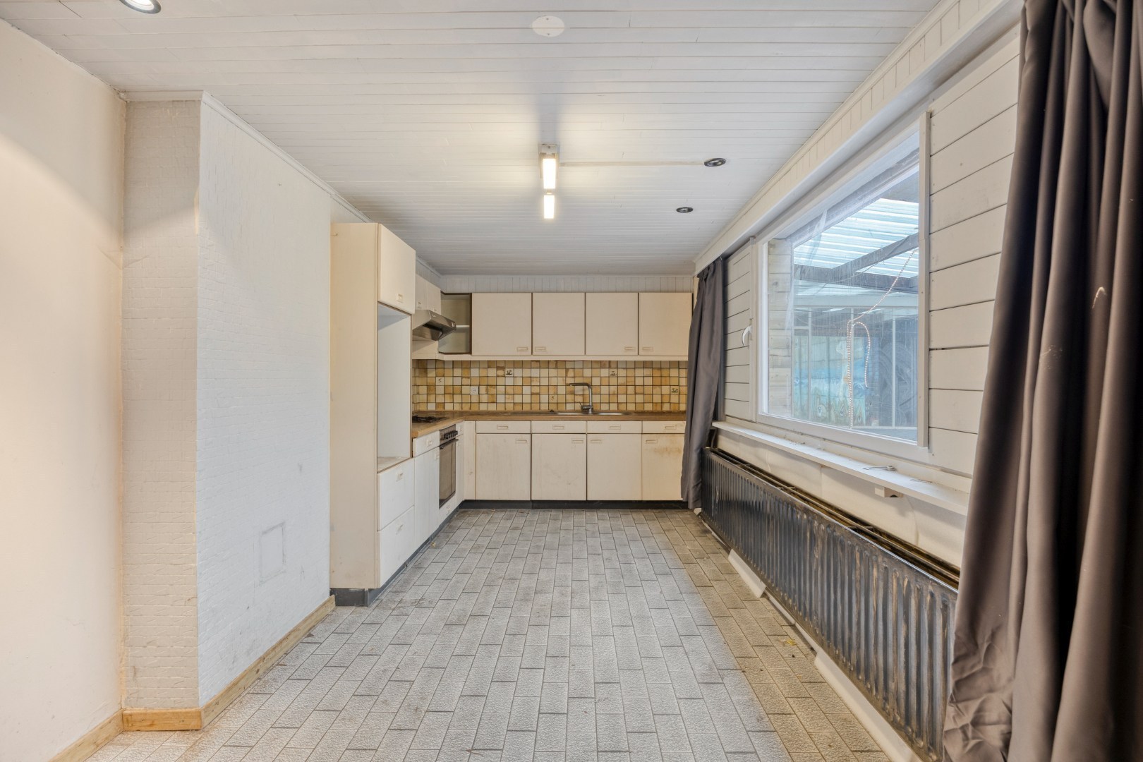 Te renoveren woning met 4 slpk. en gezellige stadstuin op een centrale ligging in Geel 