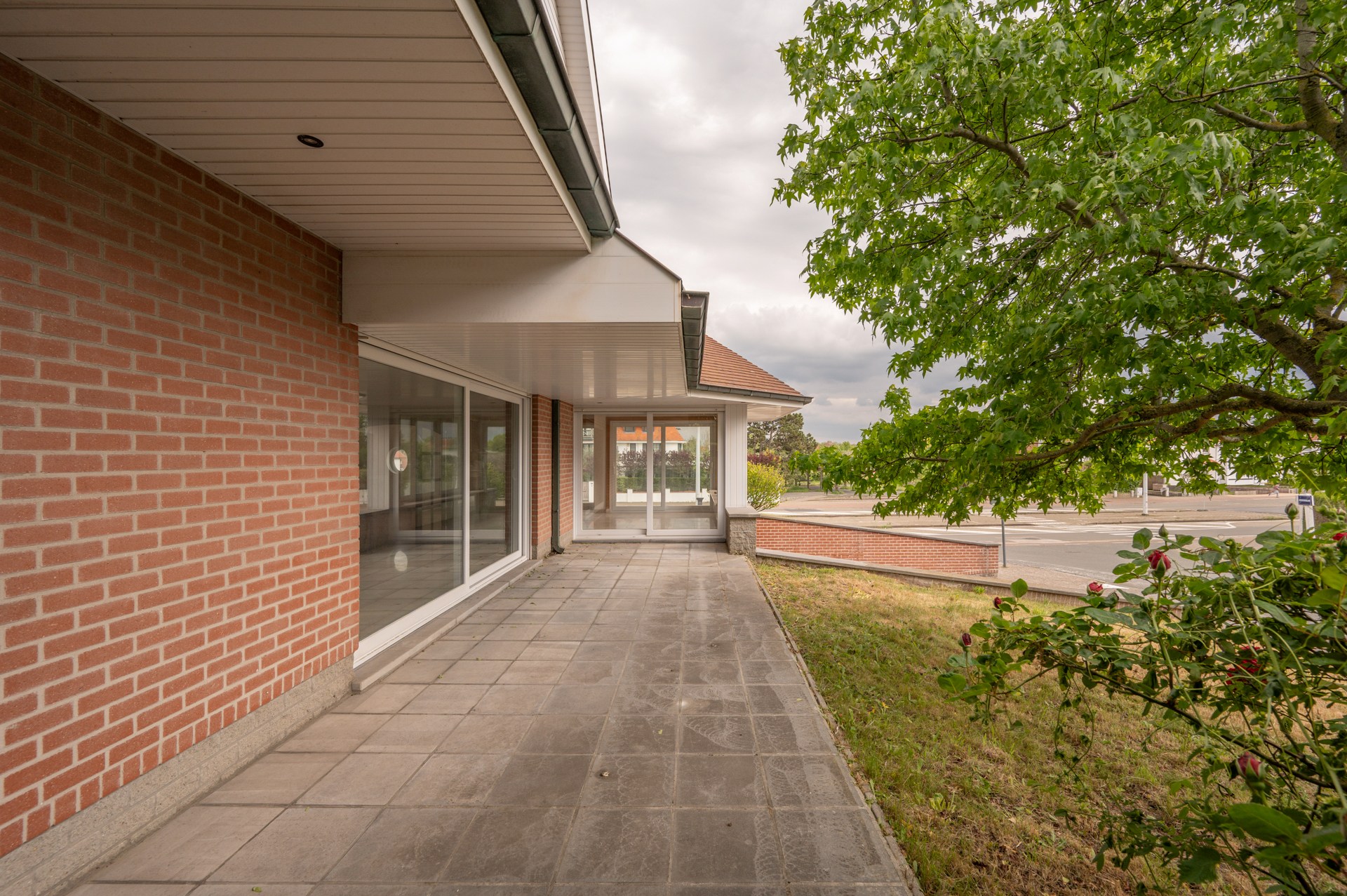 Ontdek deze karaktervolle villa, rustig gelegen in het gegeerde Duinbergen, op wandelafstand van het strand (incl. zeer ruime dubbele inpandige garage) 