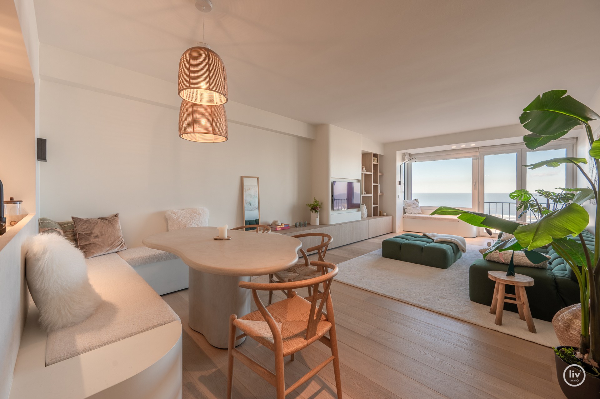 Magnifique appartement rénové avec une vue imprenable sur la mer, idéalement situé sur la digue du Zoute, à proximité de la place Albert. 