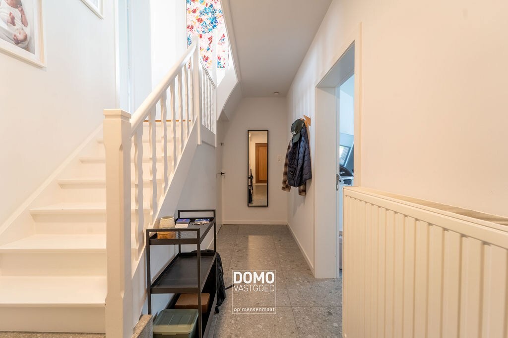 VOLLEDIG GERENOVEERDE OPEN BEBOUWING MET 4 SLAAPKAMERS EN GARAGE 