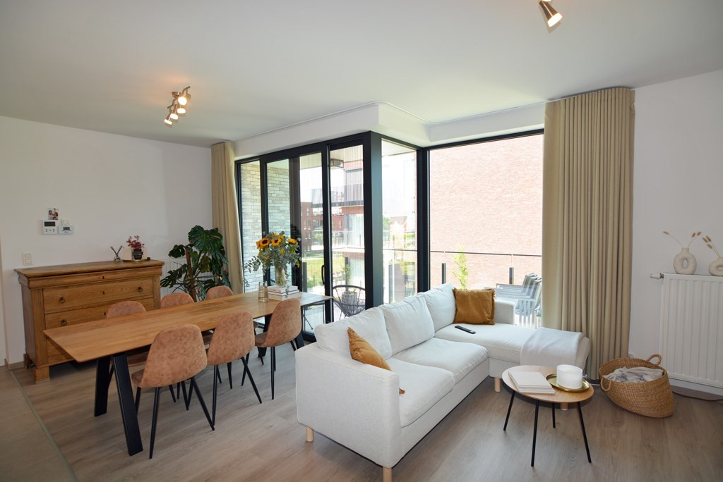 Modern, energiezuinig appartement met 2 slpks, terras, autostaanplaats en kelderberging. 