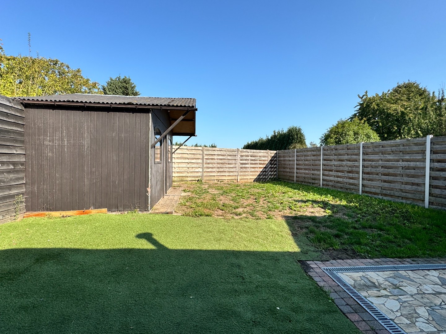 Gesloten bebouwing met tuin en handige zijdoorgang 