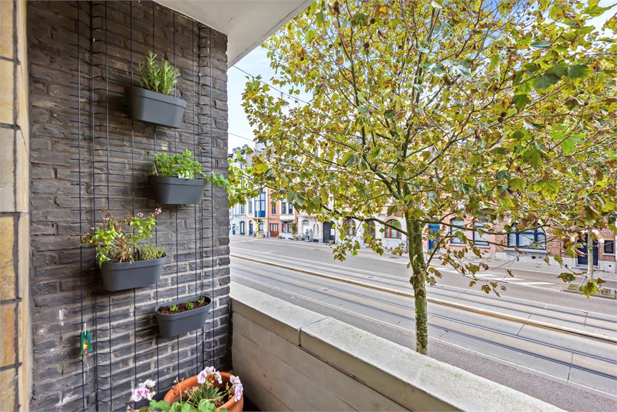 Eigentijds, volledig gerenoveerd appartement nabij Sint-Pietersstation 