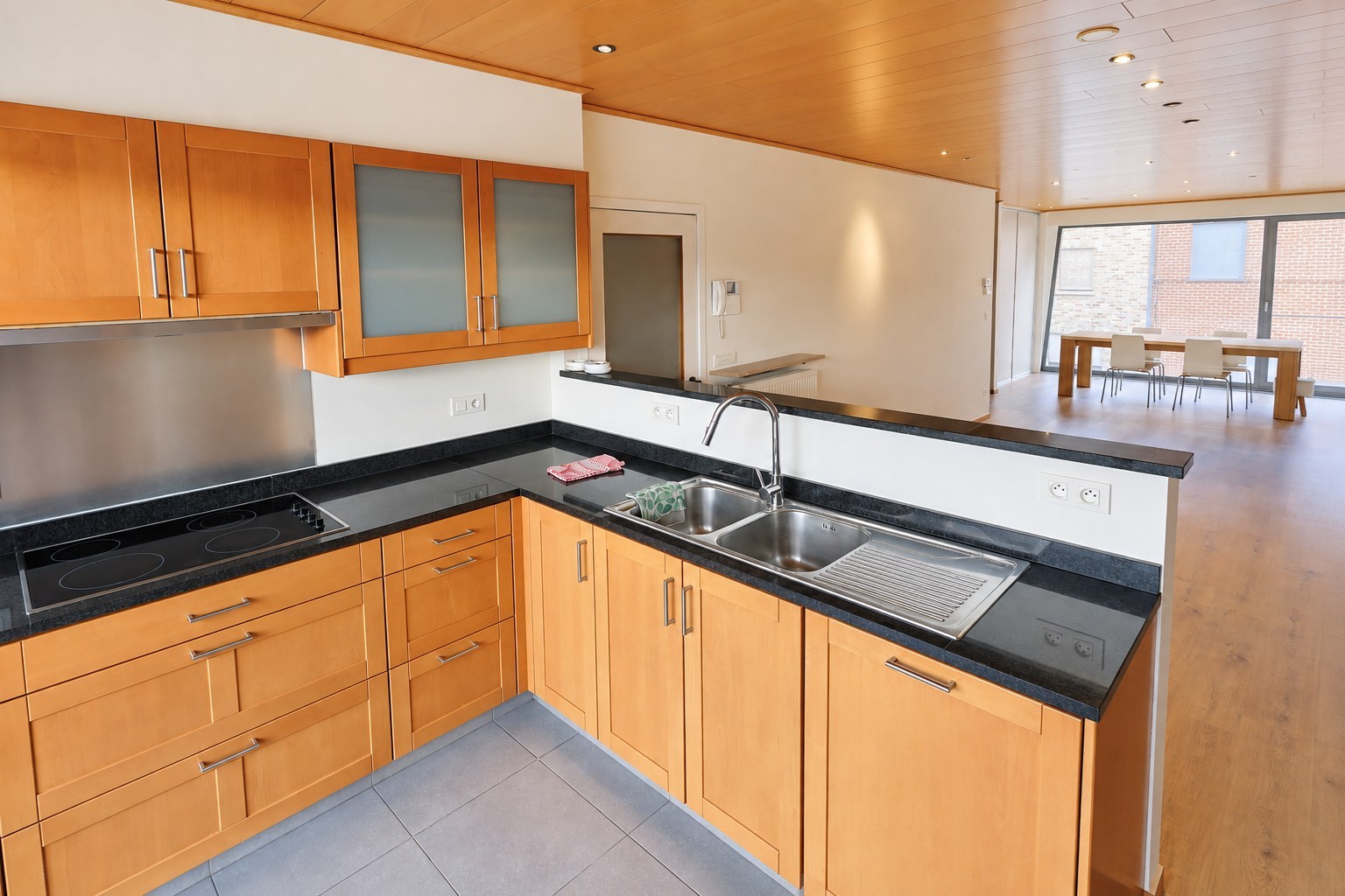 Bel-etagewoning met tuin, loods (450 m²) en tal van mogelijkheden 