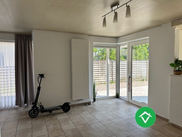 Instapklaar gelijkvloers appartement met tuin en garage in rustige wijk te Eernegem 