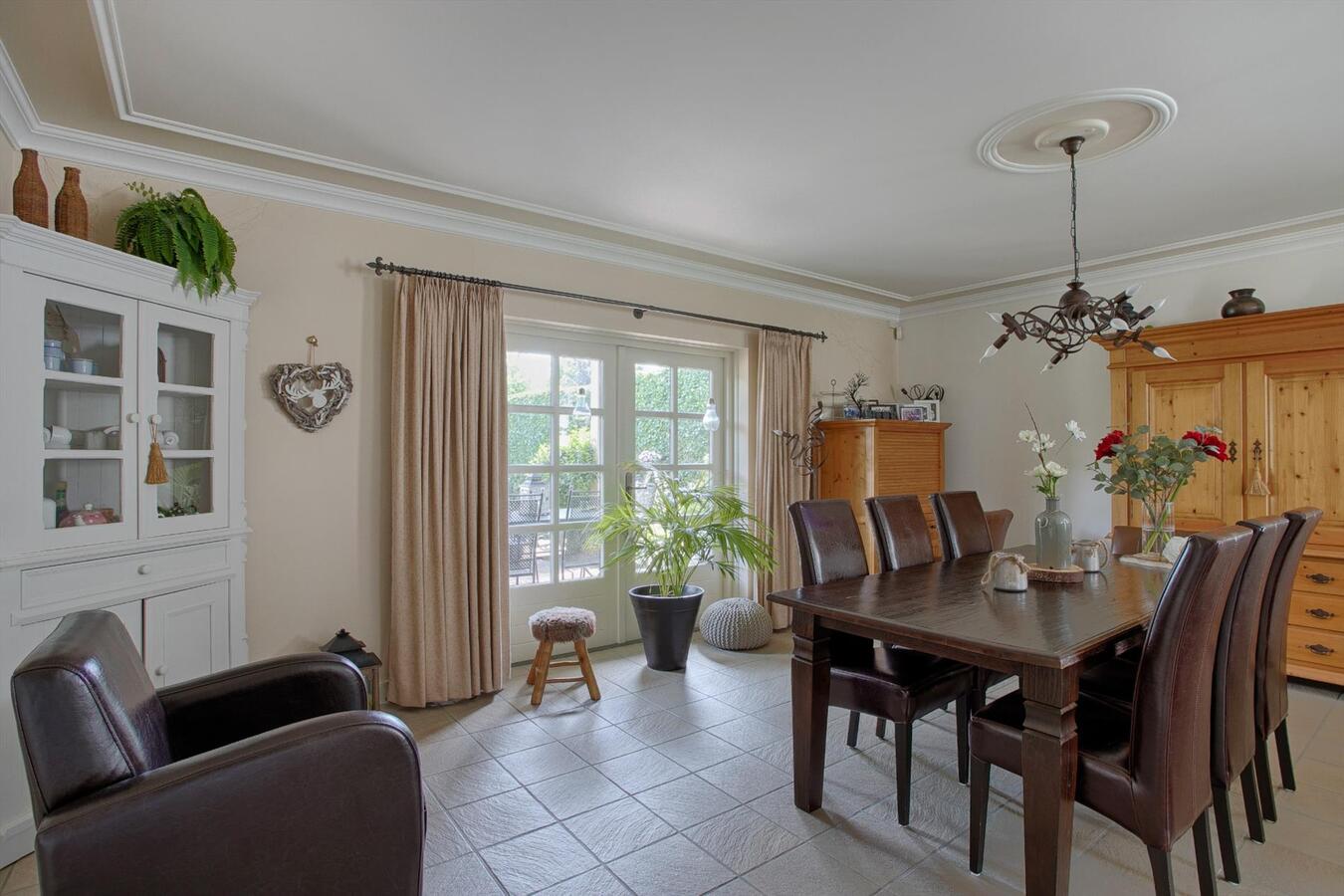 Vrijstaande woning met grote garage, 4 slaapkamers en ruime zolderverdieping. 