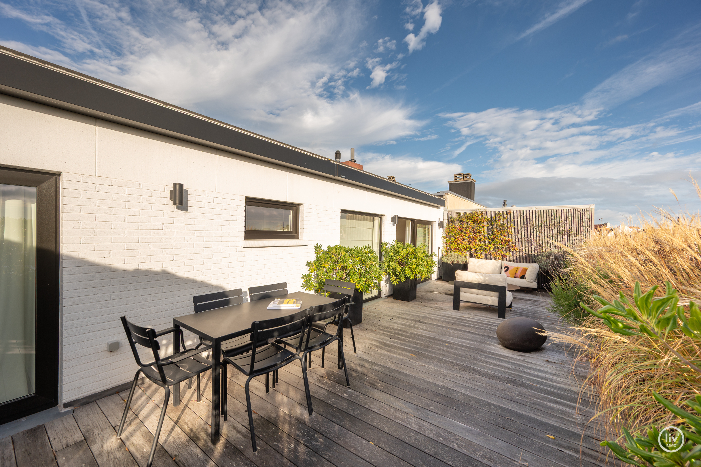 Voici la traduction en français :Appartement lumineux et également en penthouse, idéalement situé entre le Zoute et le centre commercial (possibilité d'acquérir une place de garage à proximité de l'ap 