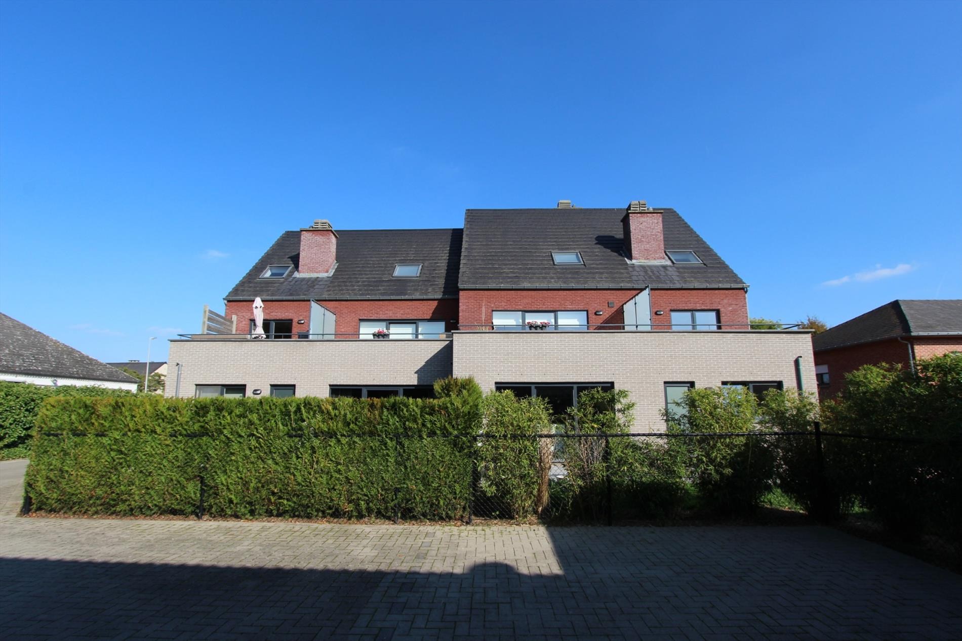 RUIM GELIJKVLOERS APPARTEMENT MET TUIN EN GARAGE 