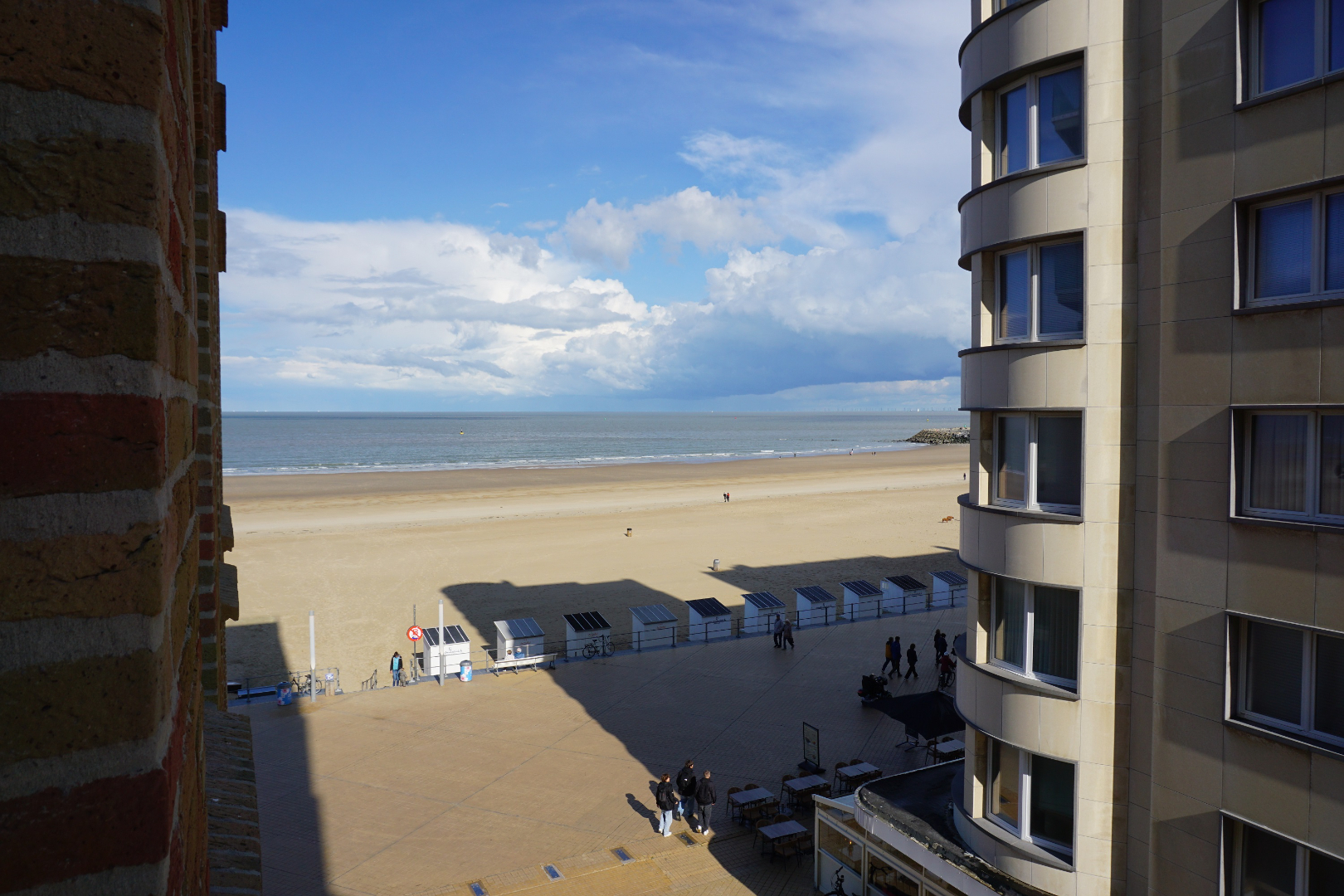 VERNIEUWDE STUDIO MET ZIJDELINGS ZEEZICHT IN CENTRUM OOSTENDE 