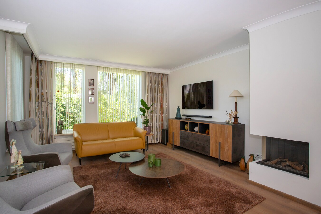 Degelijk gebouwde en perfect onderhouden vrijstaand-geschakelde gezinswoning aan ‘De Lovensbroek’. 