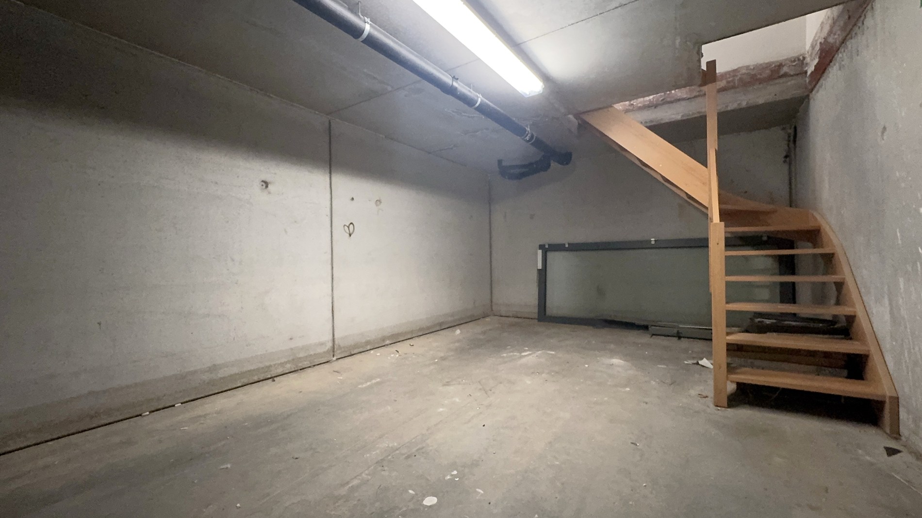 Instapklaar gelijkvloers kantoor te huur nabij station Gent-Dampoort
