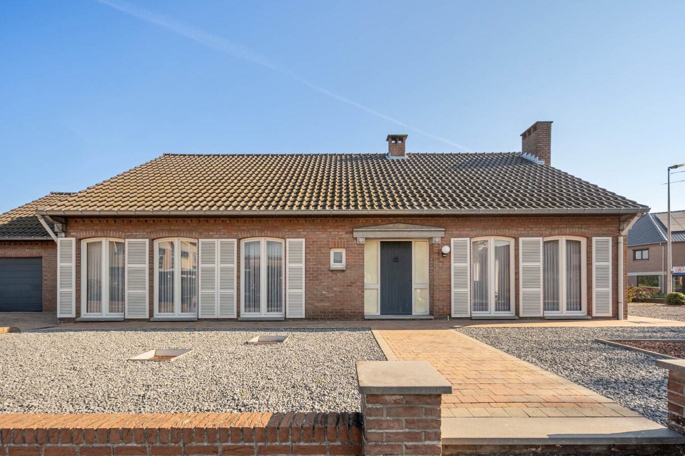 Gelijkvloerse, verzorgde woning gelegen op een perceel van 6a37ca, vlakbij het centrum, scholen, wandel- en fietsroutes 