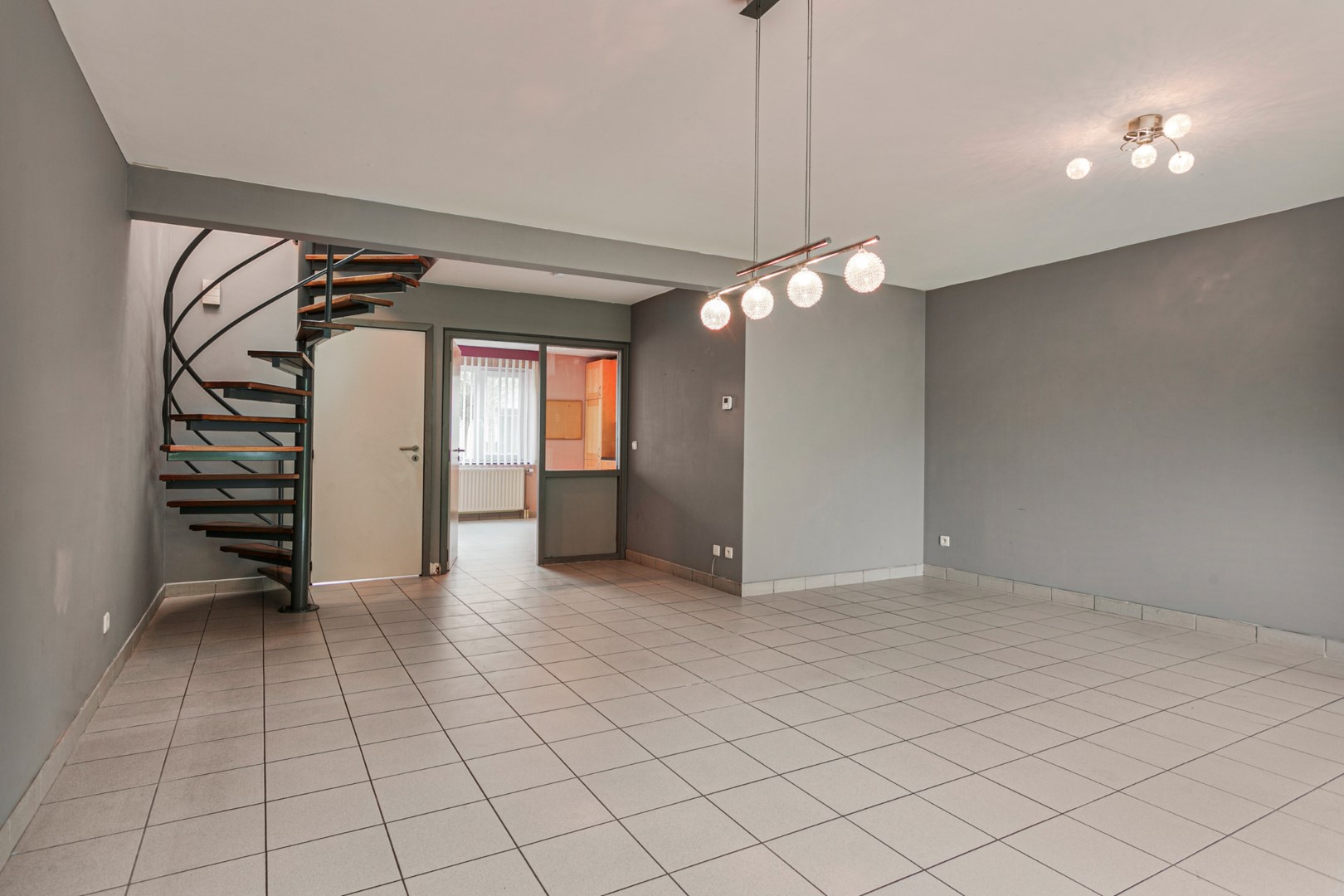 Goed gelegen woning met 3 slaapkamers en parkeerplaats - EPC 204 kWh/m² - bewoonbare oppervlakte 135m² 