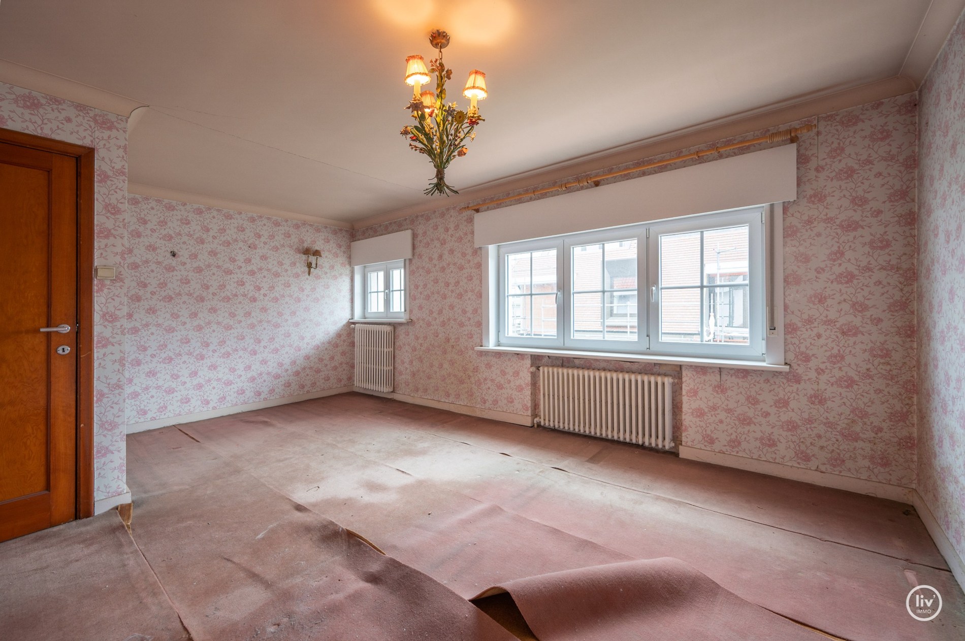 Charmante te renoveren koppelvilla op toplocatie in Knokke, langs de prestigieuze Elizabetlaan en op wandelafstand van strand en casino (met inpandige garagebox) . 