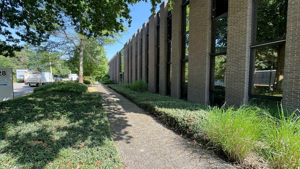 Magazijn met kantoren te huur vlakbij A12 in Wilrijk