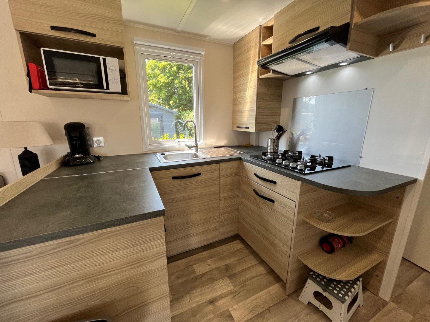 T.A. Makelaardij biedt aan – Chalet JD12-: Op een schitterende locatie in een goed verzorgd recreatiepark aan de kust van Walcheren bieden wij dit leuke chalet aan. 