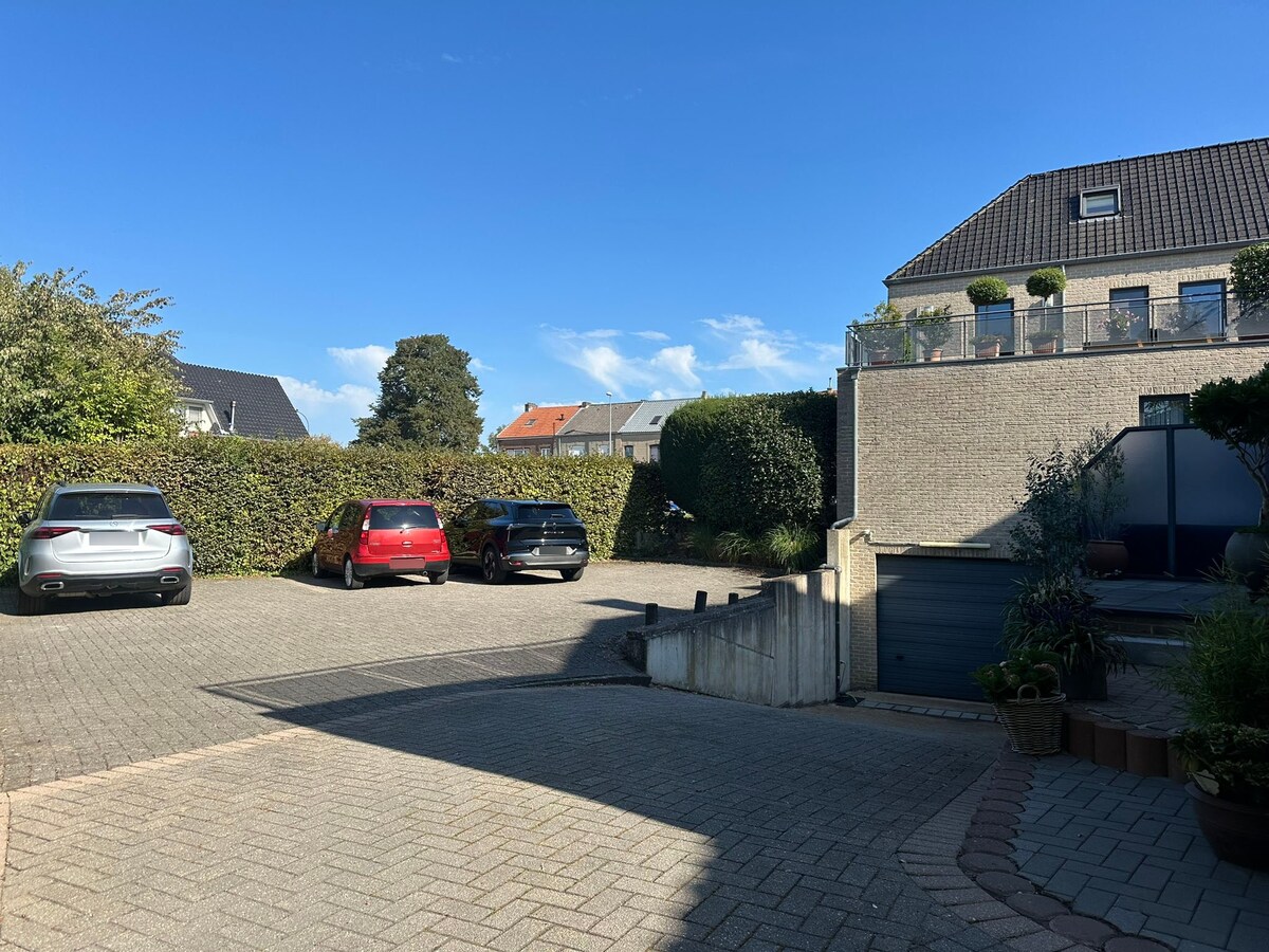 5 Parkeerplaatsen op 600 m van de Markt van Maaseik. 