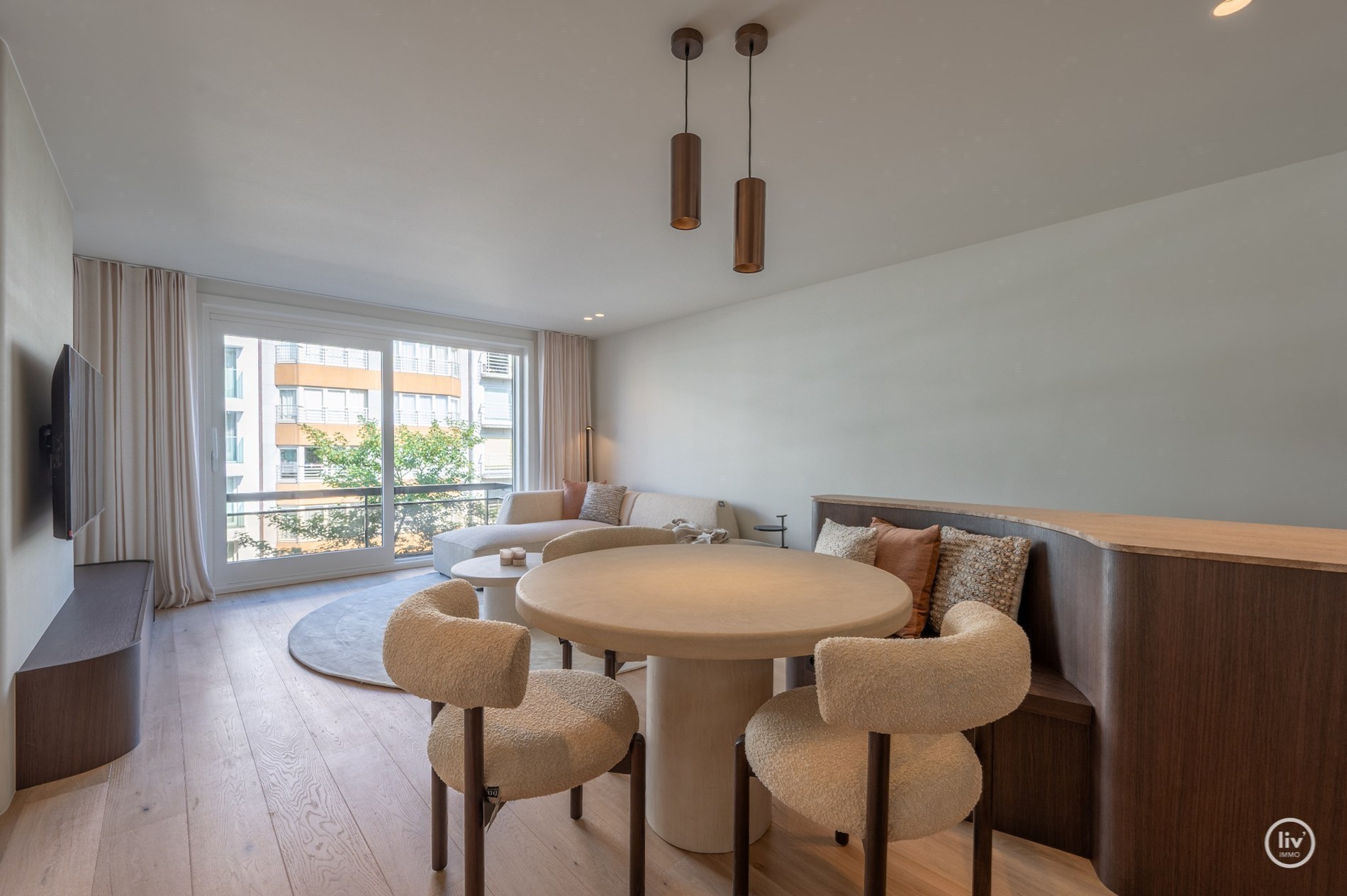 Appartement entièrement rénové avec terrasse situé sur l'avenue Lippens, près de la place Van Bunnen. 