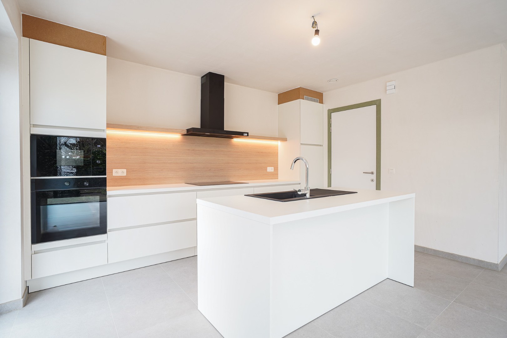 Moderne halfopen nieuwbouw woning op 356 m² met hoogwaardige afwerking 