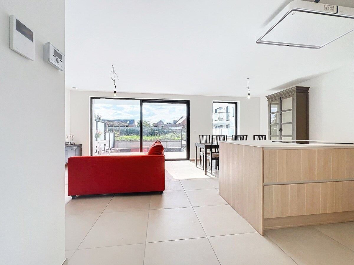 Gelijkvloers nieuwbouwapp. met tuin en garage, centrum Herzele 