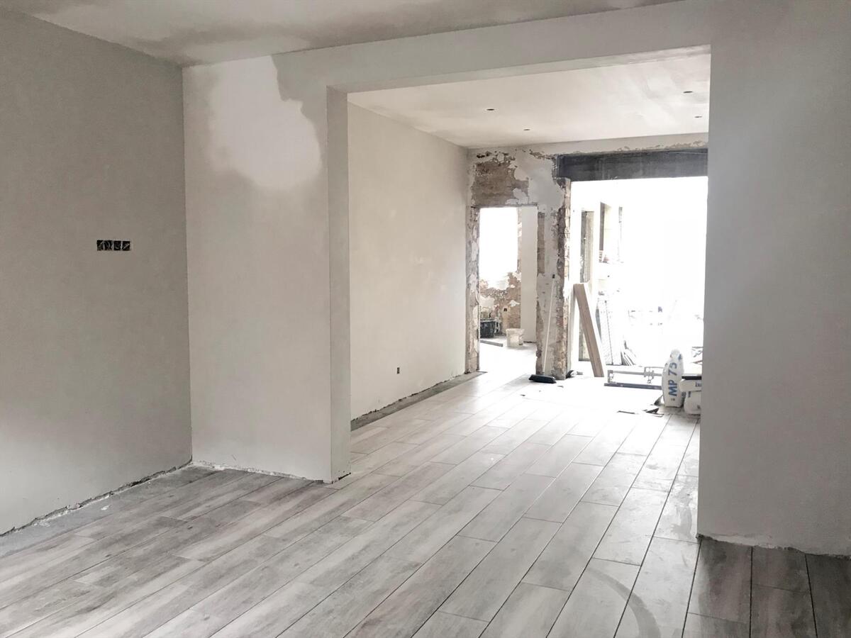 MAGNIFIEK GERENOVEERDE RUIME WONING MET STADSTUIN 