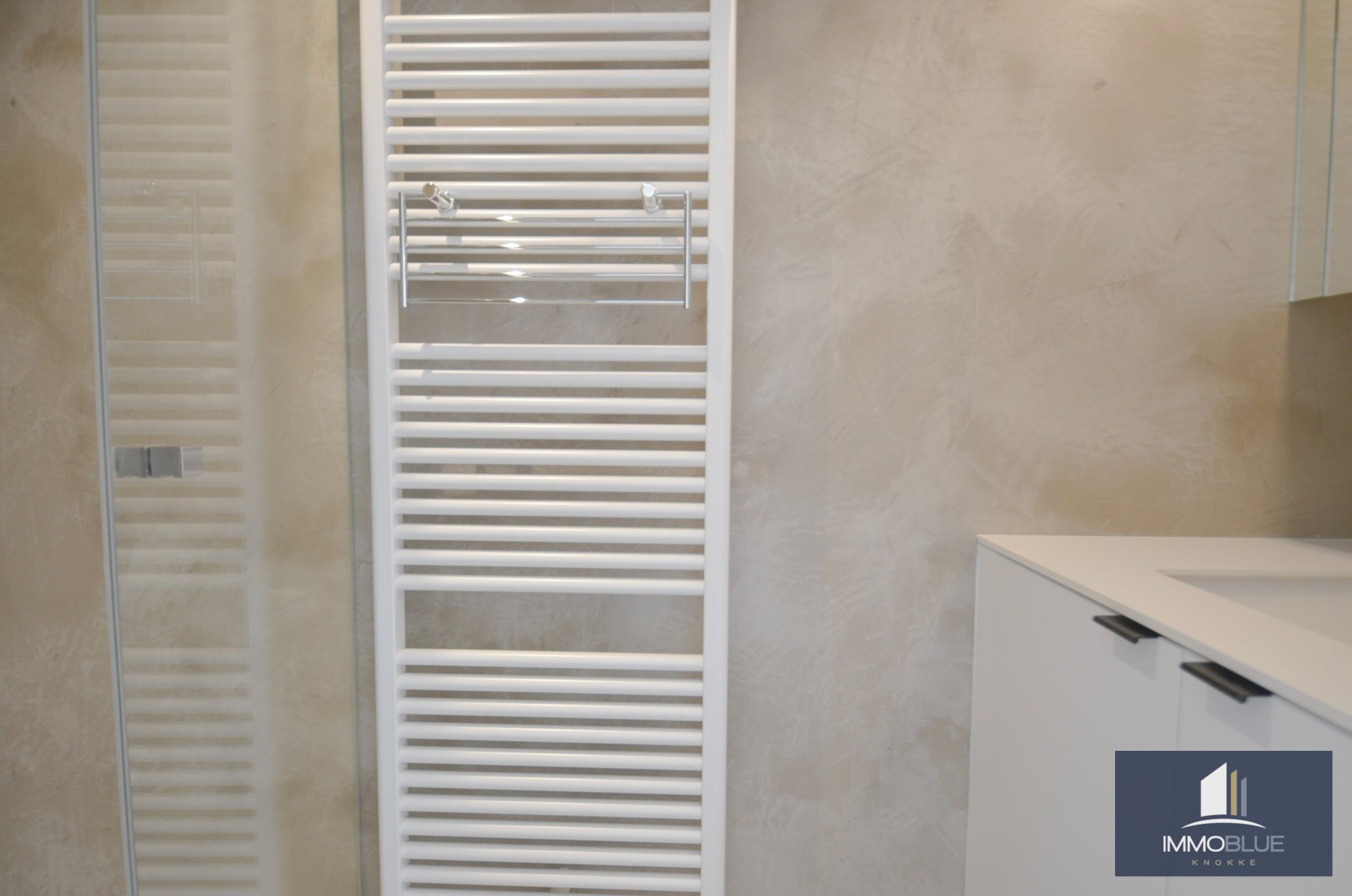 Appartement élégant, récemment rénové, avec vue frontale sur la mer. 