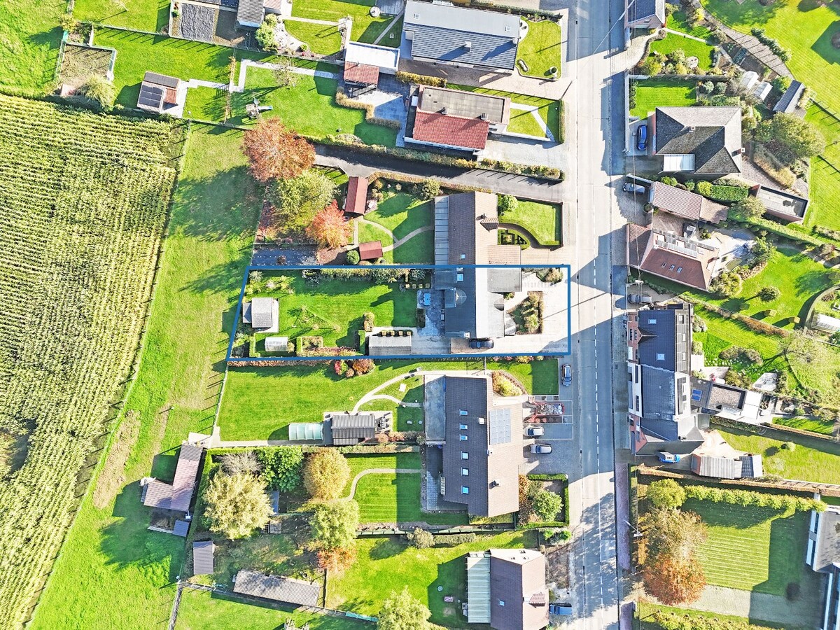 Ruime gezinswoning met knappe tuin te Erwetegem 