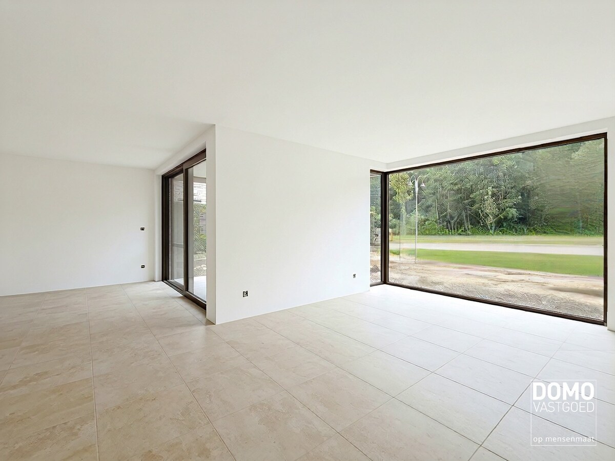 EXCLUSIEF VILLA APPARTEMENT MET 2 SLAAPKAMERS, RUIM TERRAS EN CARPORT MET LAADPAAL TE HUUR IN RESIDENTIE CHARLES TE BOLDERBERG 