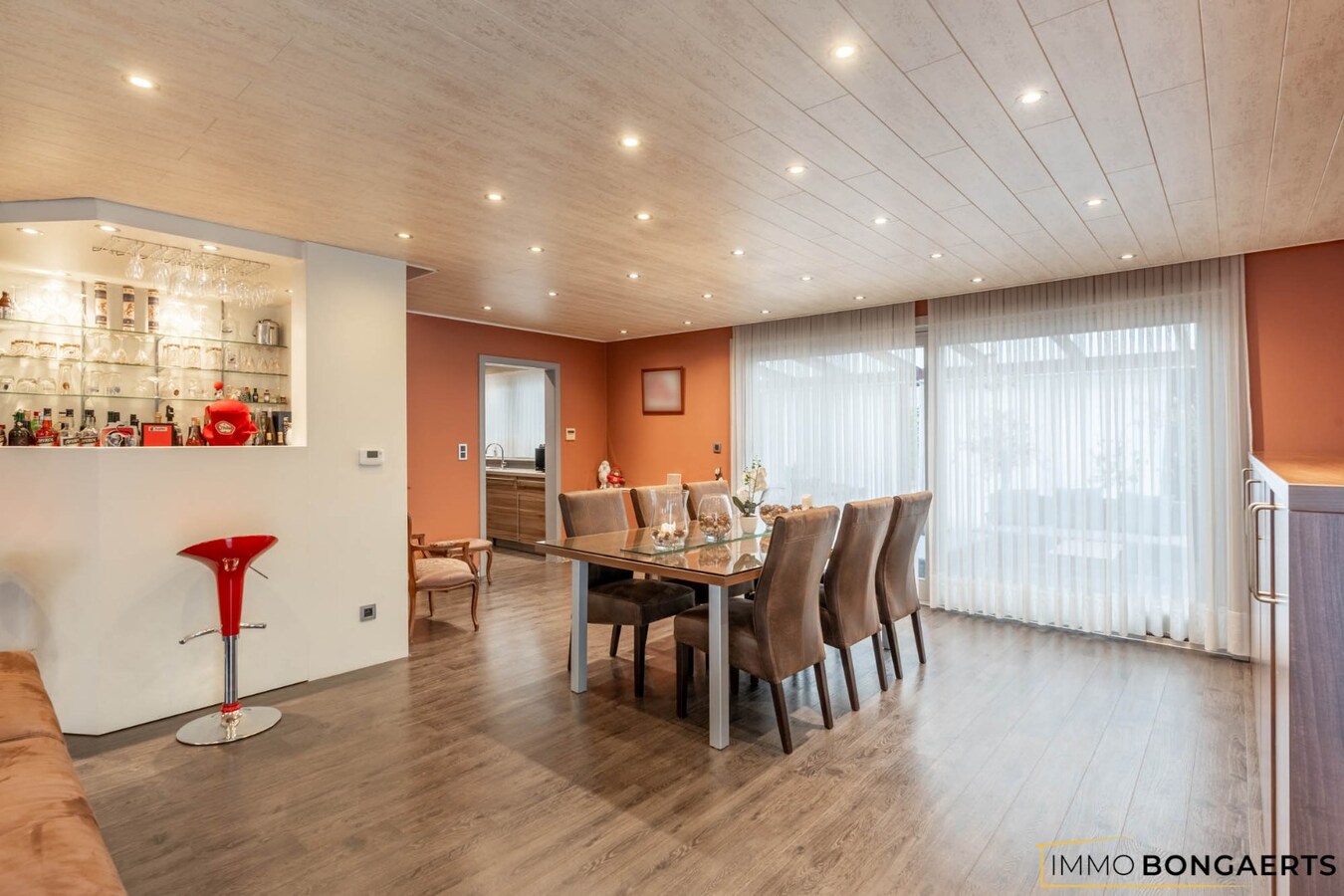 Ruime woning met drie slaapkamers en leefveranda 