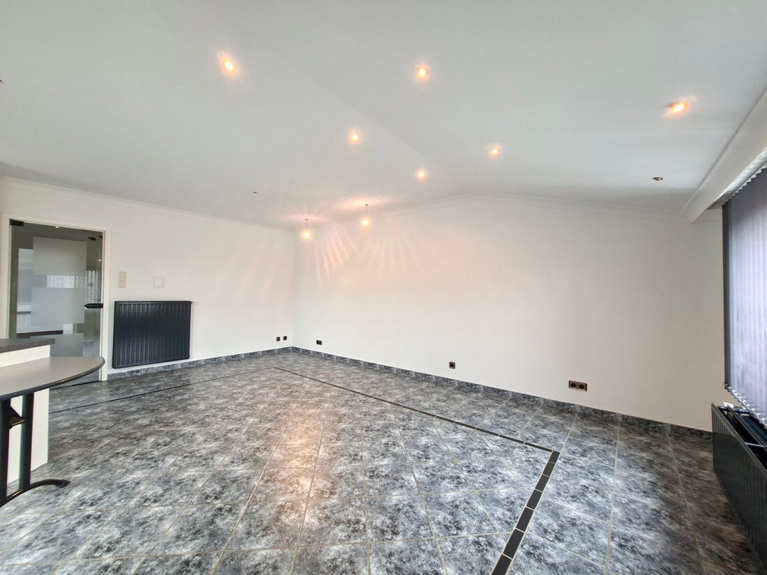 Ruim 3 slaapkamer duplex appartement te Lanaken 