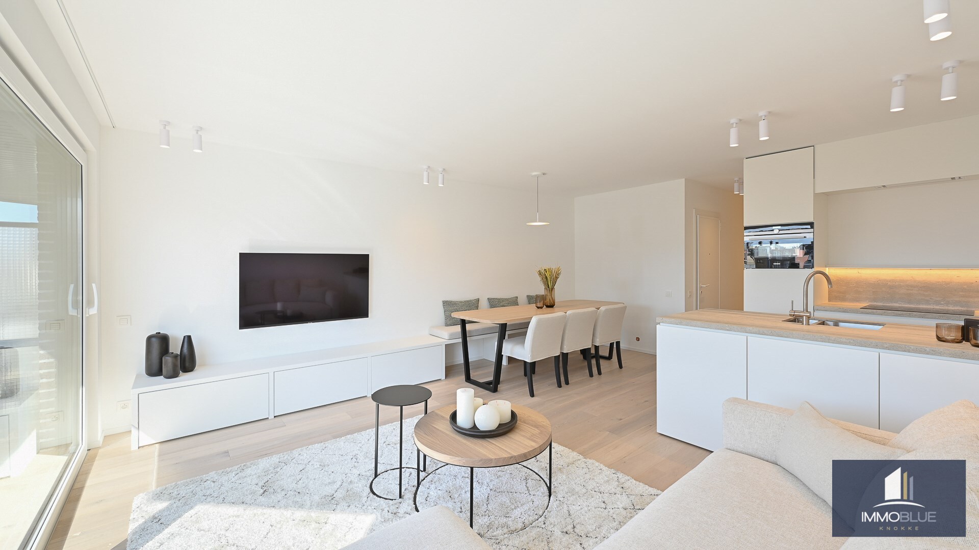 Appartement élégant et entièrement rénové, situé à deux pas de la mer. 