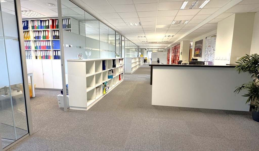 Ingedeelde kantoorruimte met parking te huur in Sint-Martens-Latem