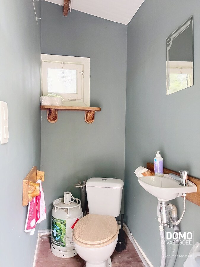 UNIEK DOMEIN MET OFF-GRID VAKANTIEWONING, SCHUUR EN 2 VIJVERS OP 1 HA 41 A 