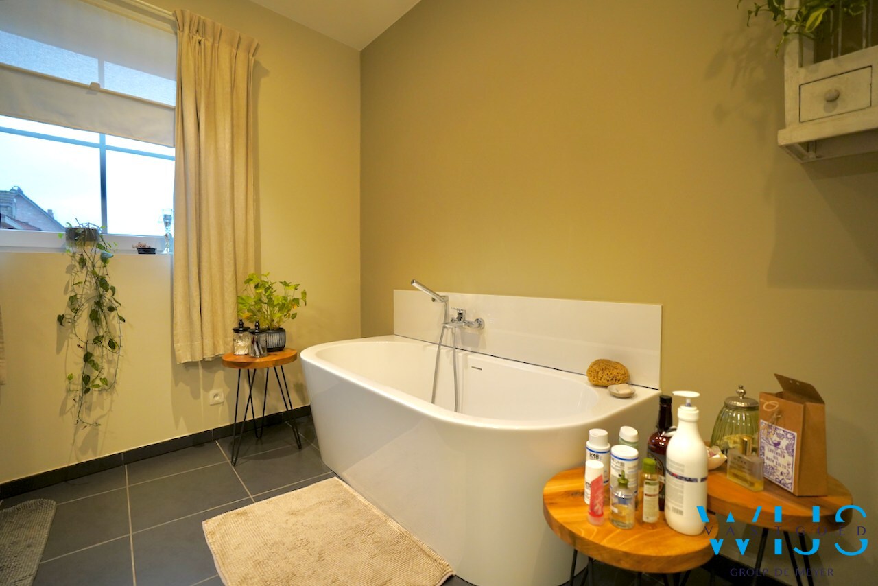 Gelijkvloers appartement met tuin en garage te OOSTEEKLO ! 